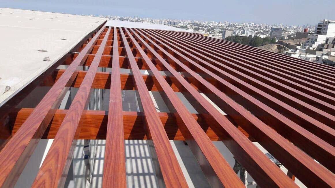 Celosía de madera con vista a Lima