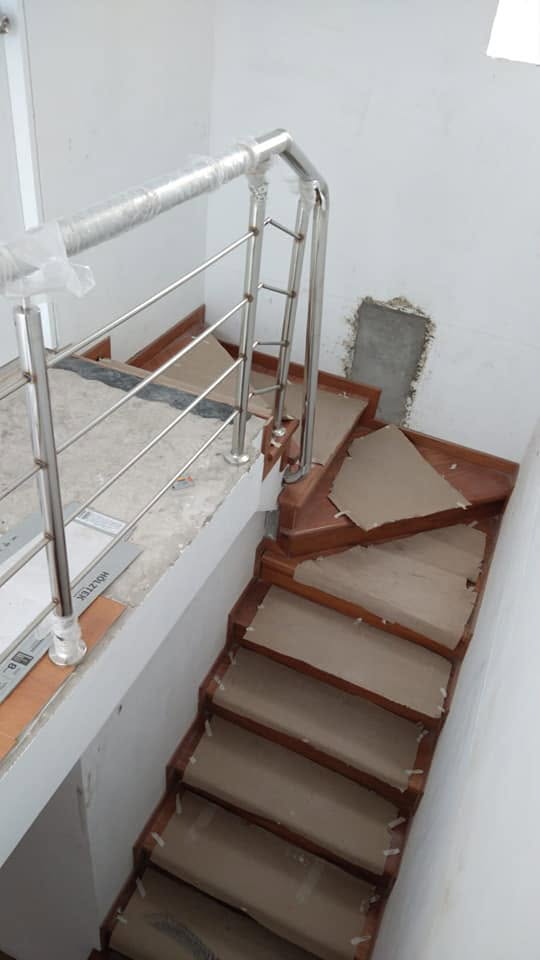 Escalera de madera con baranda de acero inoxidable