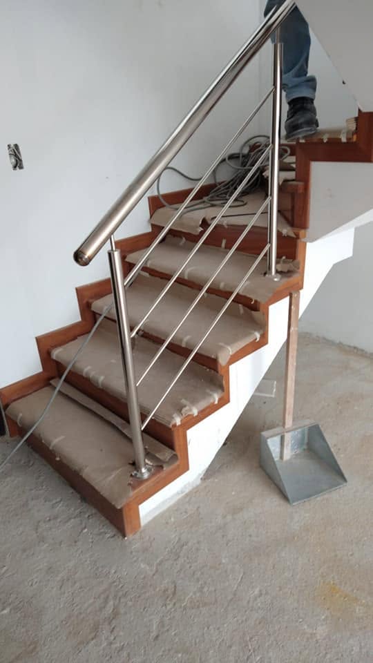 Escalera de madera en proceso de instalación