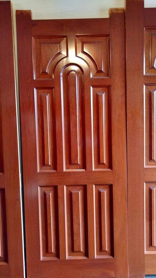 Puerta principal clásica de caoba