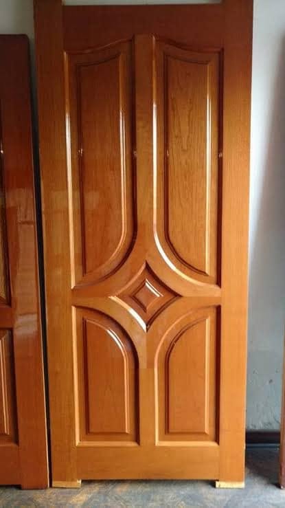 Puerta de madera con diseño de diamante