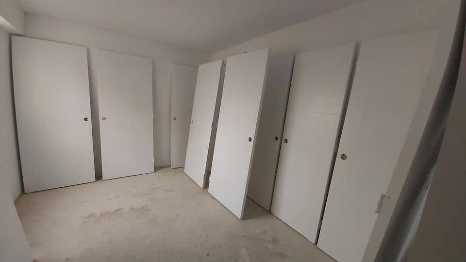 Puerta interior blanca instalada