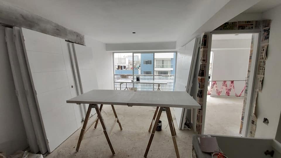Puertas interiores en edificio multifamiliar