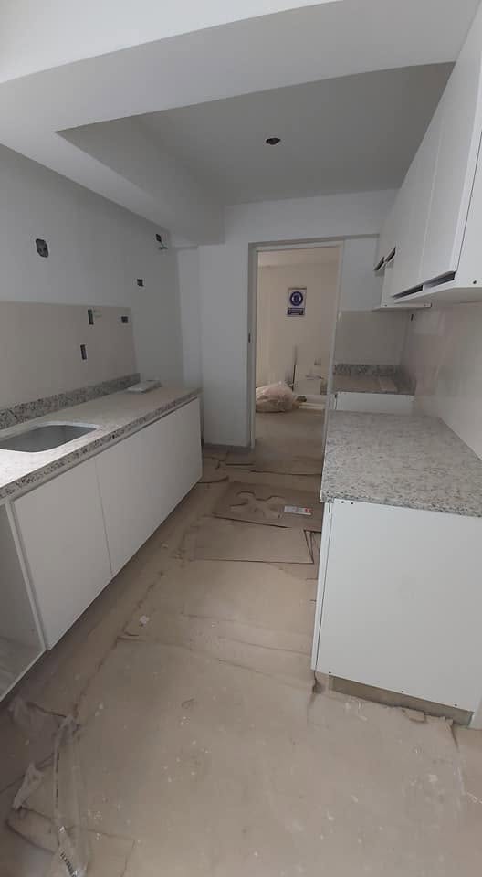 Mueble de cocina en instalación